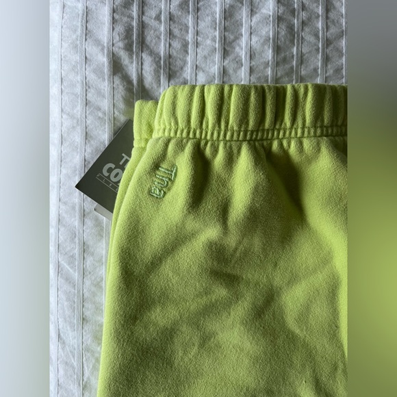 NEW WITH TAGS - Aritzia TNA Cozy Fleece Perfect High-Rise 3” Sweatshort Shorts - Picture 3 of 5